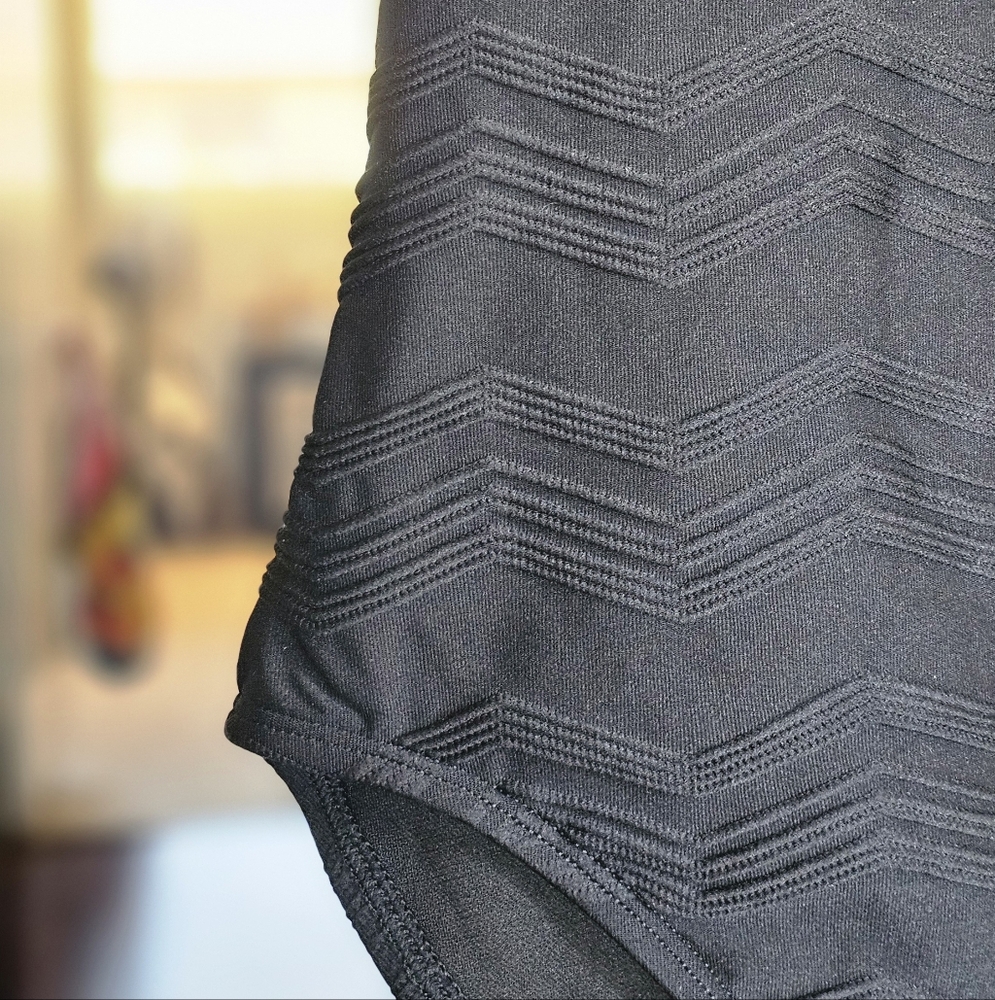 La Blanca Black Textured One Piece Swimsuit - Picture 3 of 6